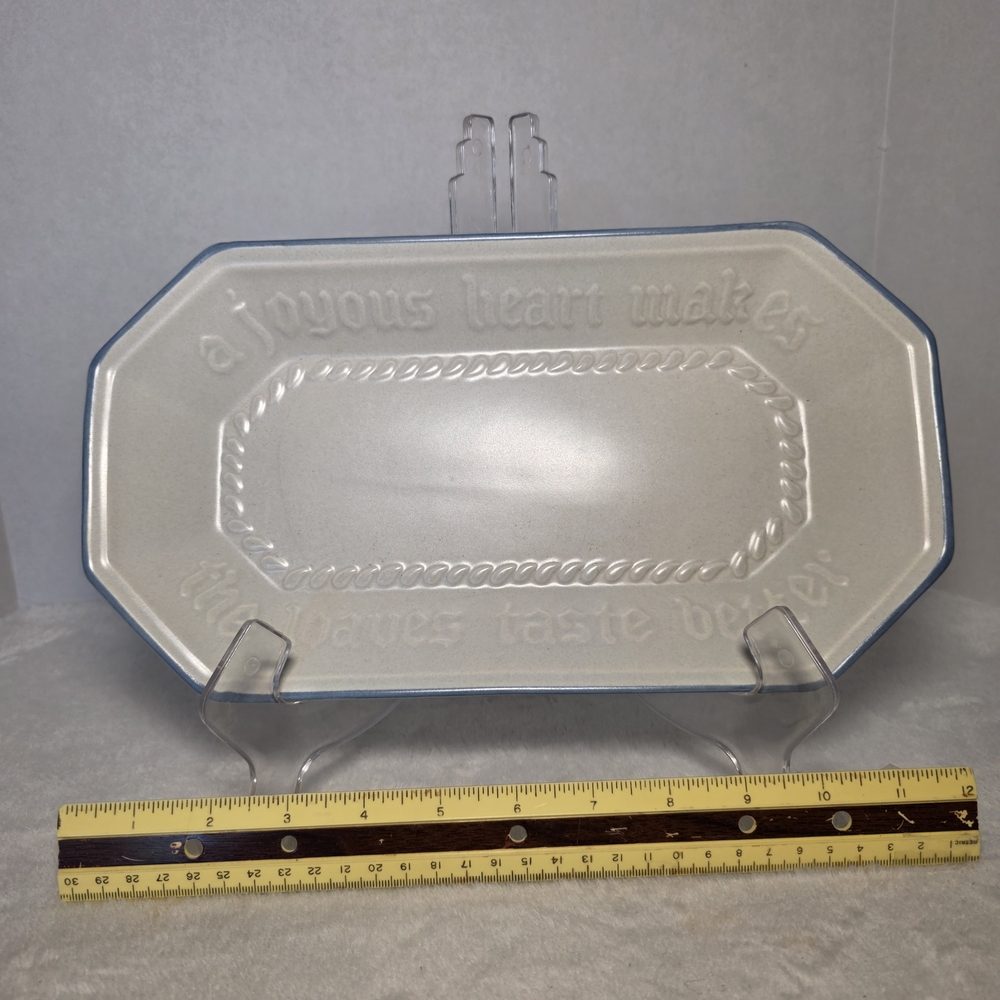 Pfaltzgraff Yorktowne stoneware bread tray‎